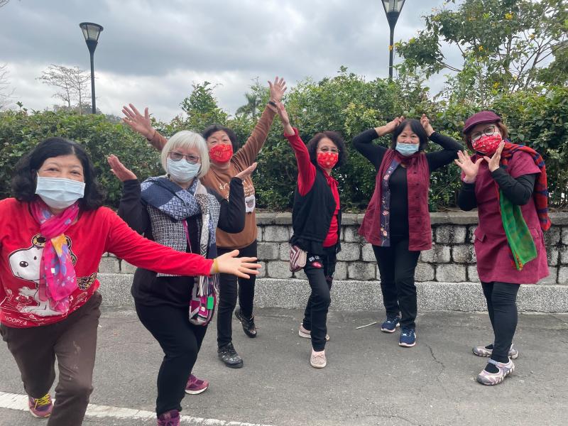 長輩用手機拍照時，最主要會晃動手機，景會移動，效果就會受影響，老師建議盡量要用腳架，效果會更好。