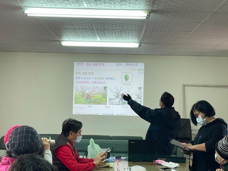 讓人物的顏色不變，景的顏色呈現黑白，剛開始用手操作回呈現很多彩色的景色，慢慢練習螢幕放大去修飾，對長輩很有挑戰性。