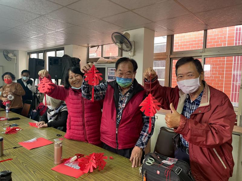 學員都能安老師示範剪出(春)字，喜氣洋洋春滿人間。