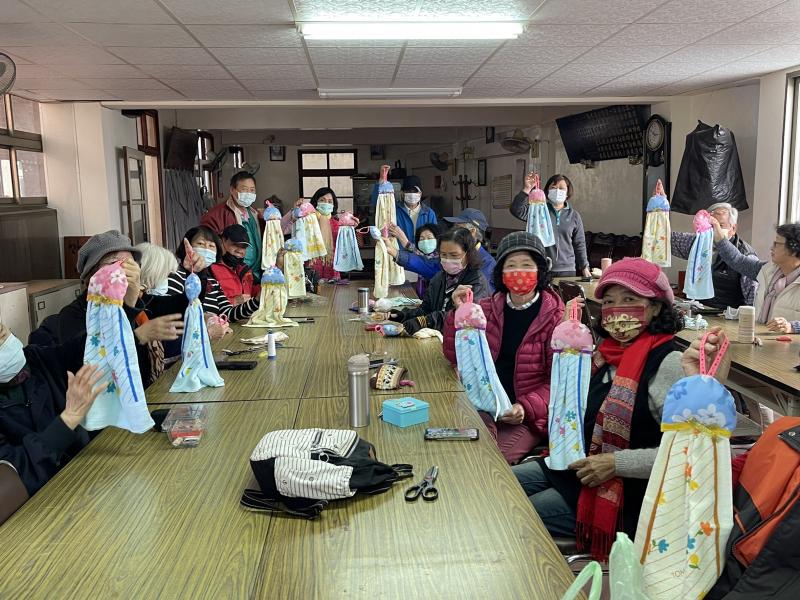 看到男性長輩能使用針線做縫製工作，很令我敬佩，針線活不再是女生的專利了，