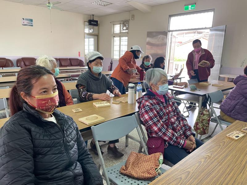 長輩會要求雷雕鑰匙圈，希望放孩子的電話，臨時有事可以請人代打小孩的電話救急。