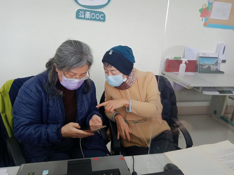 學員正在互相討論