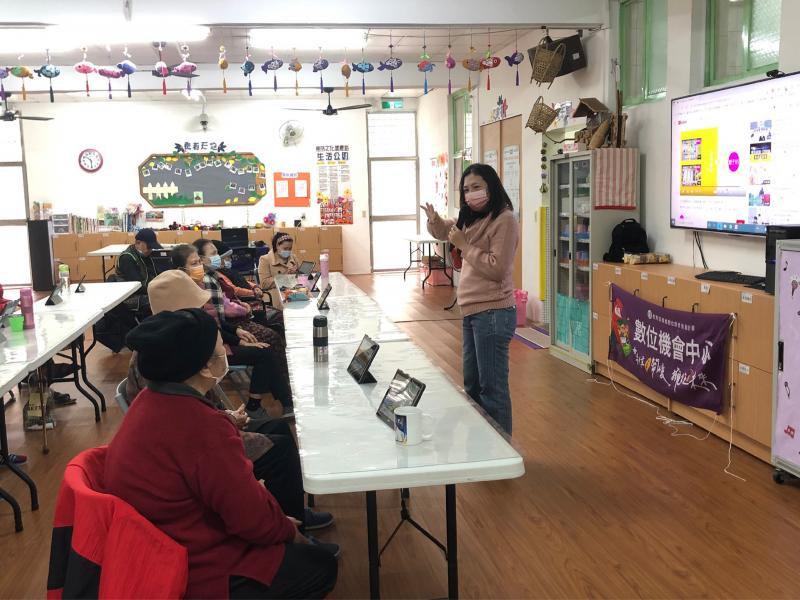 講師羅玉和帶領學員一起了解假新聞的定義與概念。