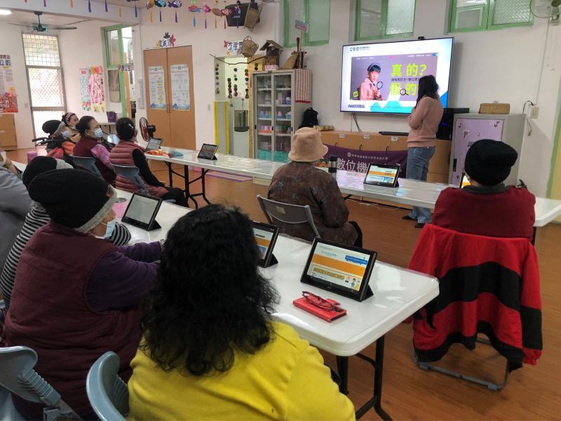 學員們使用DOC設備的平板電腦進行課程。