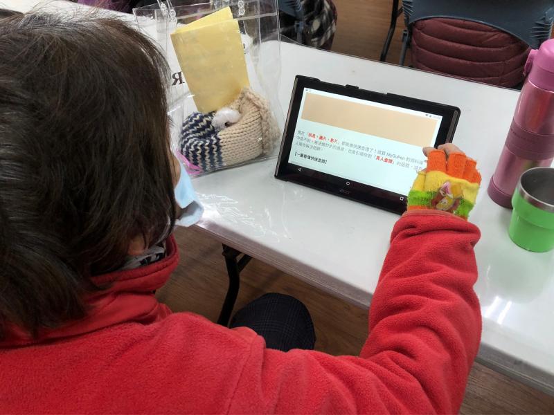 學員們使用DOC設備的平板電腦查詢假消息的案例。