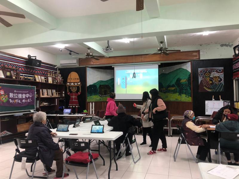 學員們在課後時間一起進行數位運動活動。