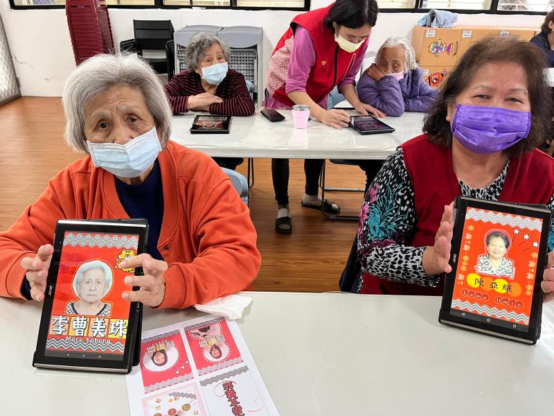 長者學員們Show出自己製作的識別證!迫不及待地想快點戴上!
