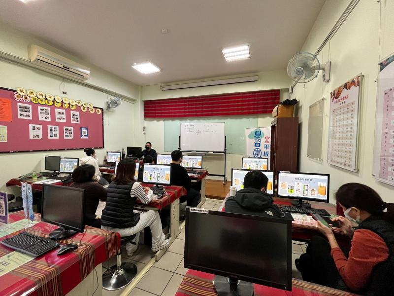 課程中,老師與學員們互相分享自己產品的特色。