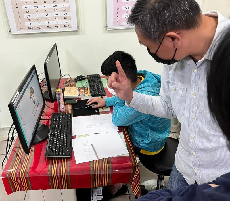 老師指導學員從手繪的草稿乃至線上軟體製作LOGO。