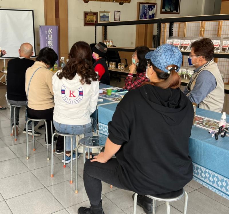 學員個個認真專注聽老師上課情景.