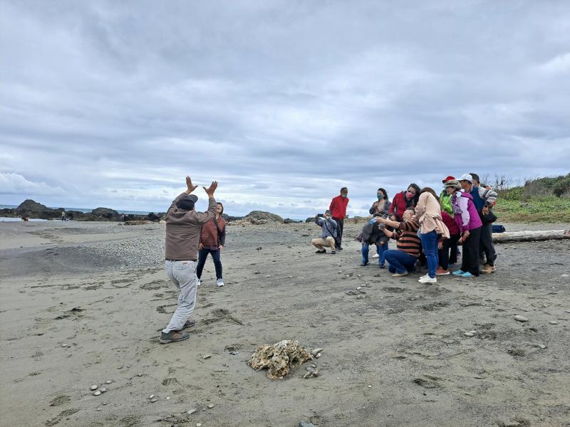 為了讓學員更加深印象，實地拍攝，老師再詳細解說何謂借位，再讓學員互相學習拍有趣跳躍、借位、並示範如何運用廣角拍照，讓照片更跳脫更立體