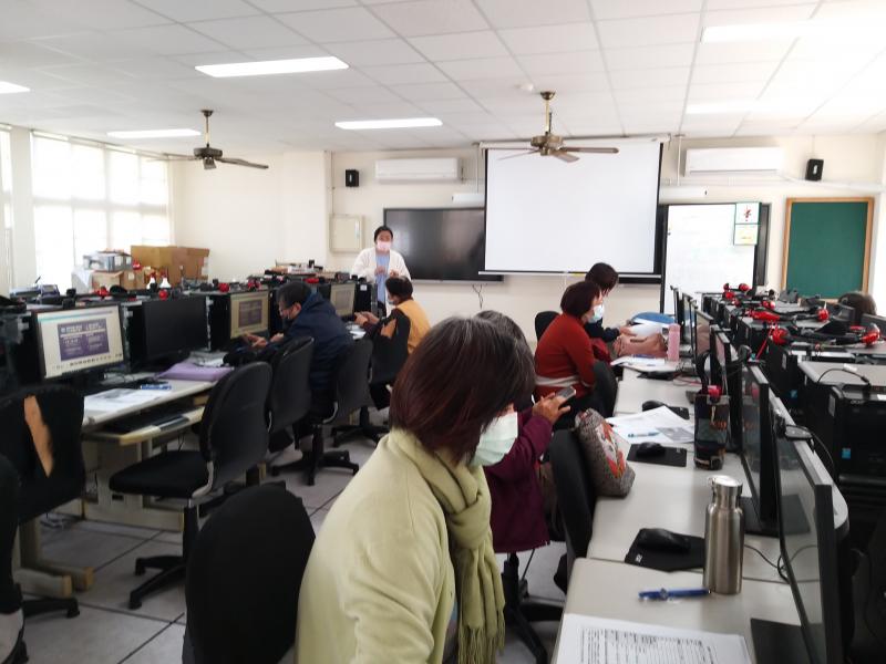 講師認真上課的照片，講師先講解課程內容讓學員了解