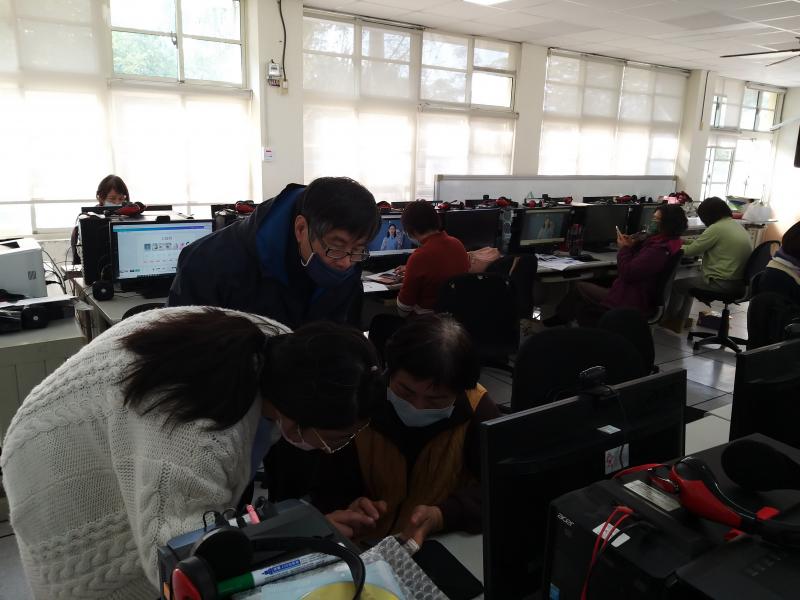 有學員不了解如何操作，講師細心的教導學員。