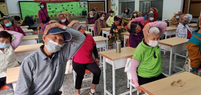 （椅子柔軟健康操）長輩跟著數位中心講師 利用數位網路資訊。一起健康動一動