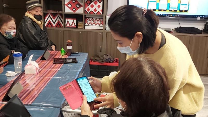 現場示範健保快易通有哪些功能可以使用。