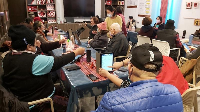 打開line綁定「看診小幫手」、「疾管家」等官方帳號。