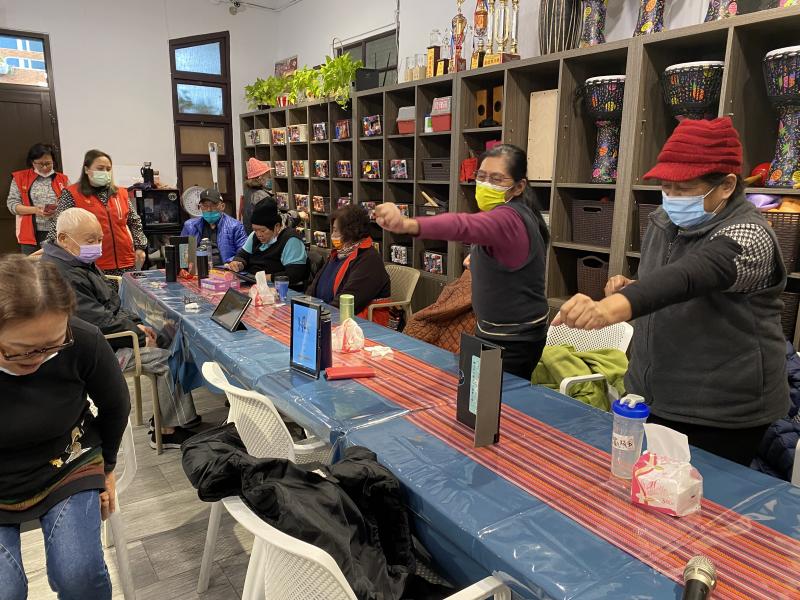 大家使用DOC的平板電腦開啟運動APP，一起來運動，伸展筋骨與肌肉。