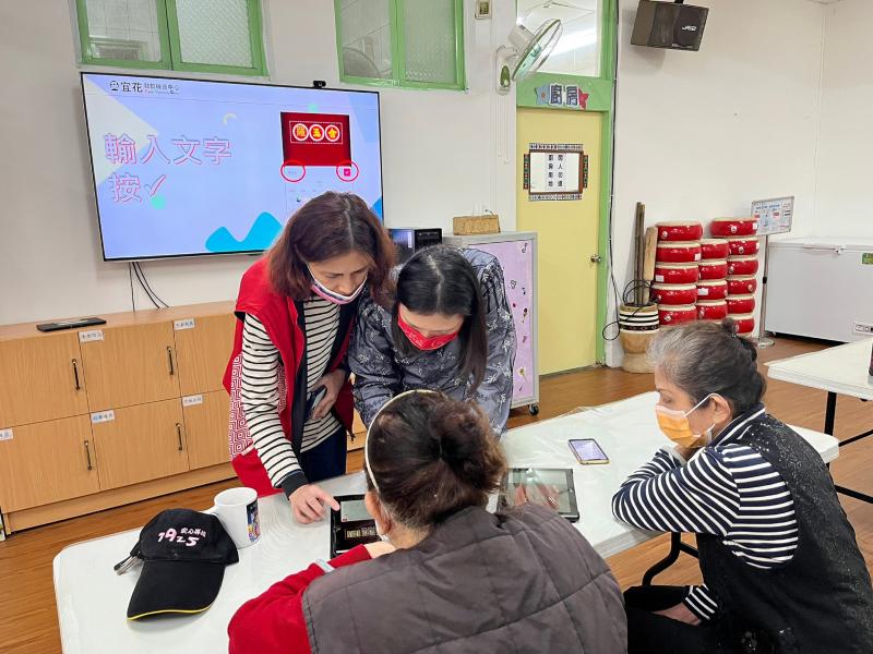 此為識別證完成後,全員配帶的合照。