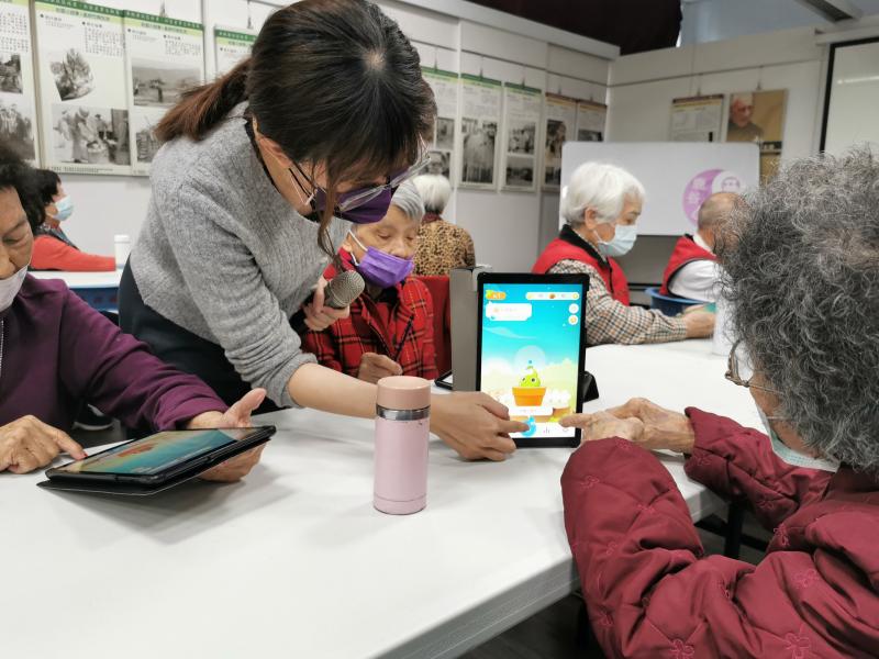 遊戲型APP來帶著學員做飲食指引紀錄，讓學員可以藉由手機平板提醒及記錄自己每日飲水習慣