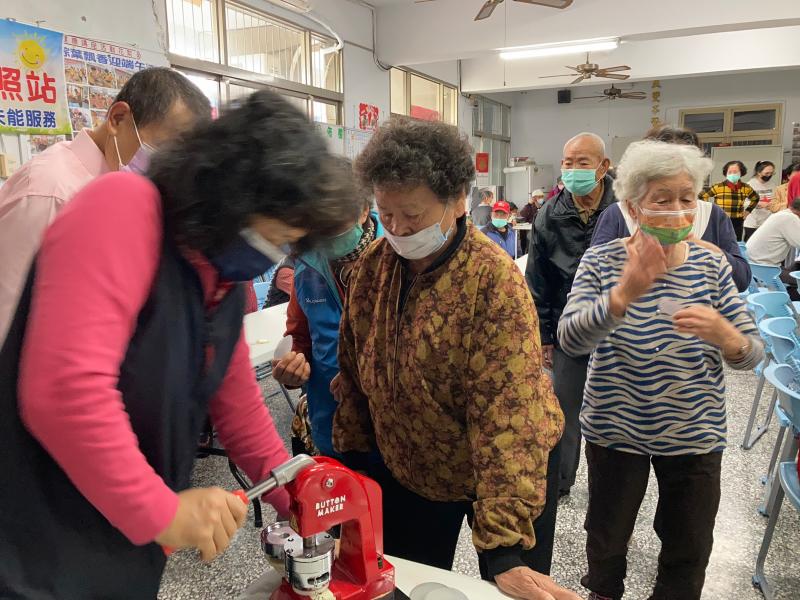 學員親自壓徽章體驗