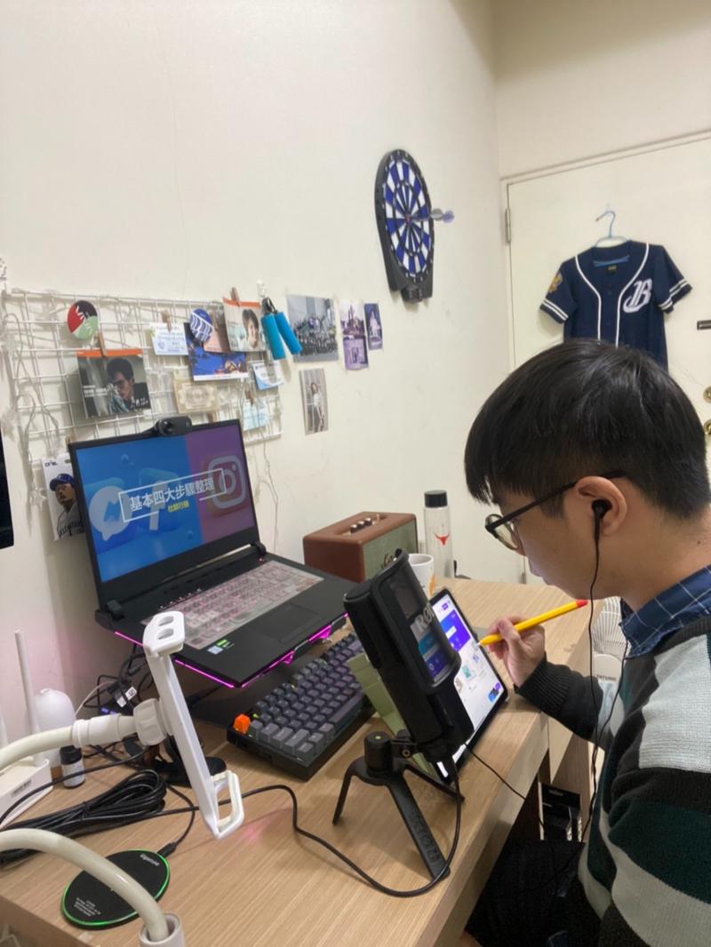 老師認真與大家分享社群經營辦法,此照片是老師在線上教學畫面。