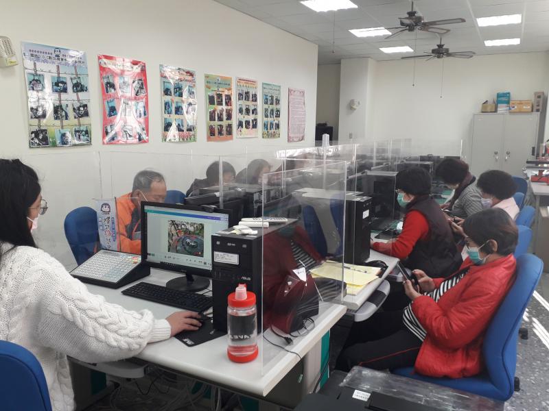 講師引用網路參賽作品範例講解圖文製作重點