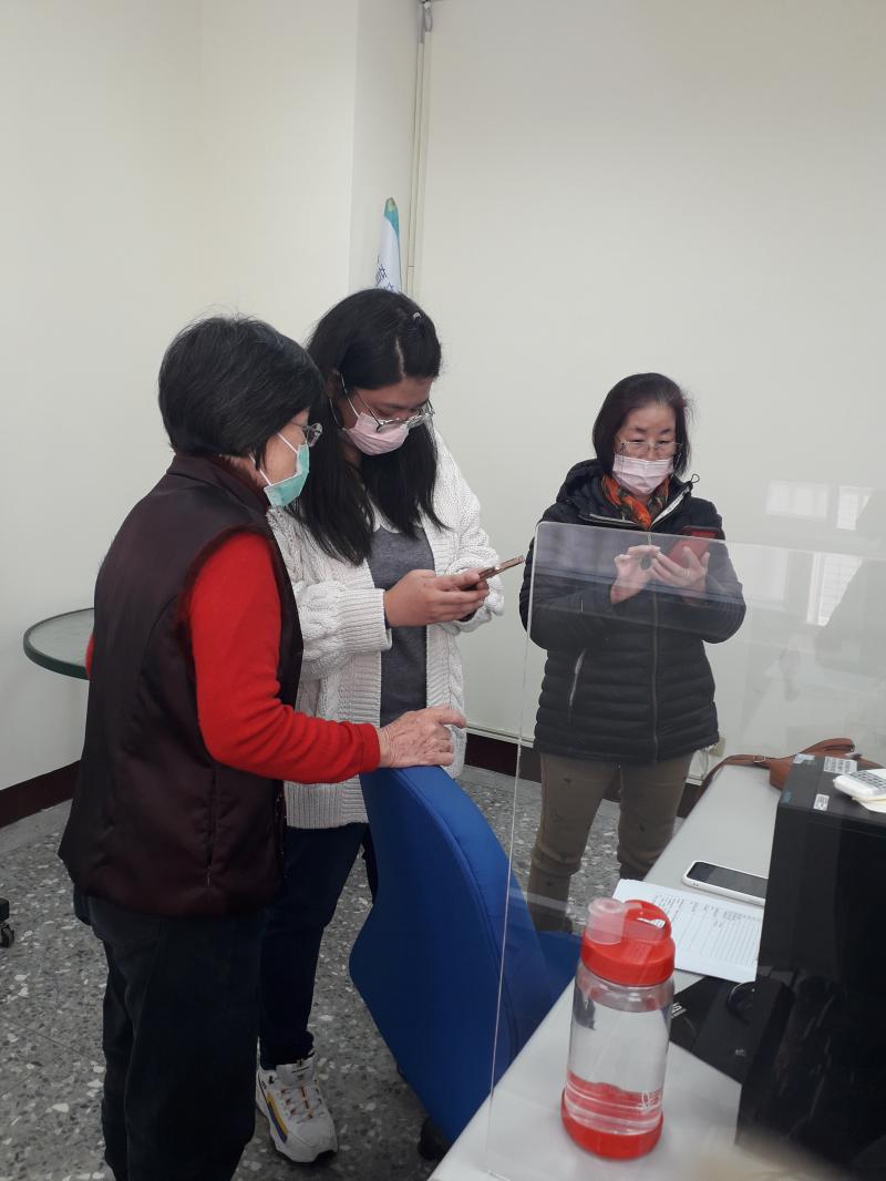 講師請學員下載LINE Camera APP,並指導學員如何使用APP製作編輯生活圖文照片