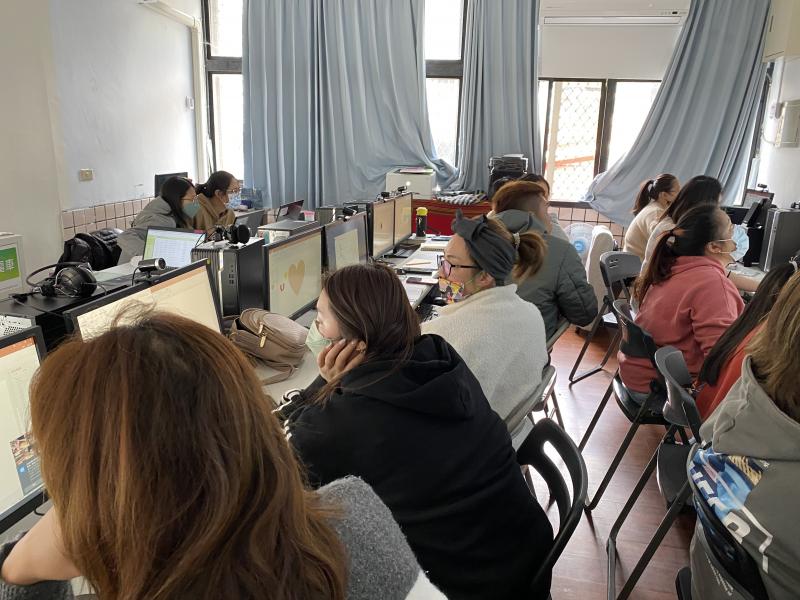 老師也準備許多實用的技巧分享給學員，學員在課堂中一邊學習，一邊操作練習。