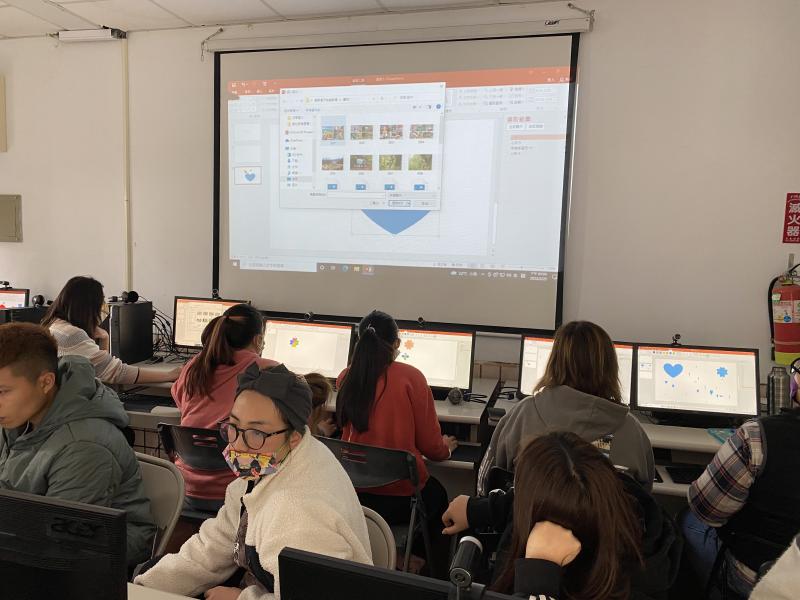 利用內建圖案交疊去設計新圖案、插入照片及調整格式來豐富簡報內容，設計母片讓投影片模組化…等等，最後將演示練習的技巧傳授給同學，