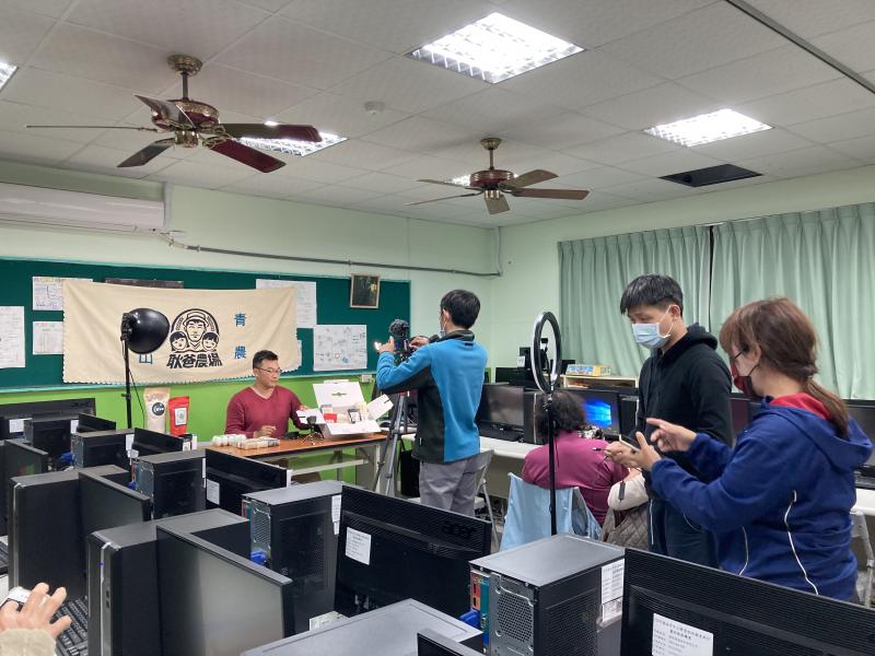 七手八腳開始準備上場進行直播