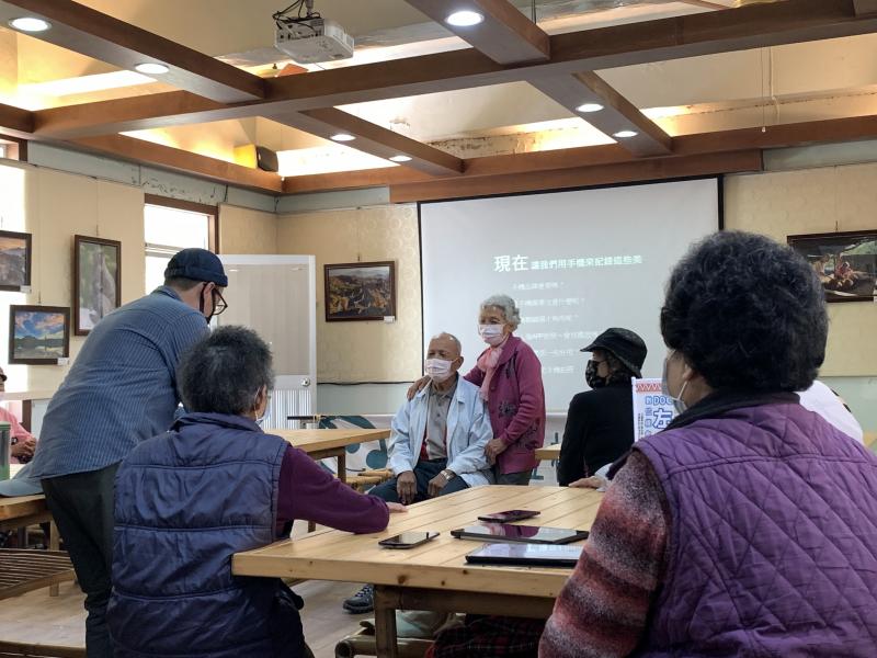 夫妻擺出自然姿勢合照