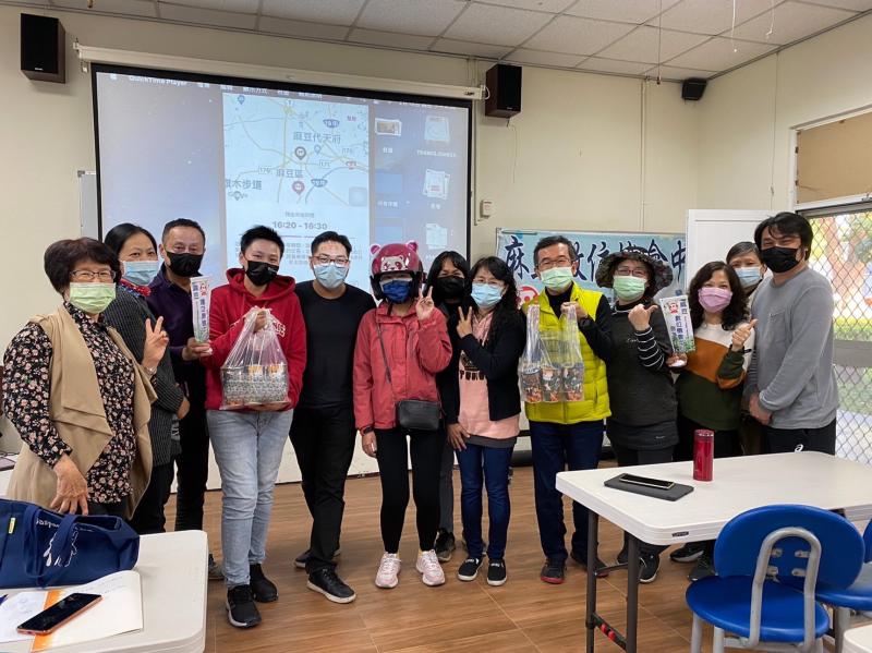 外送平台實際點餐,外送人員把飲料送達