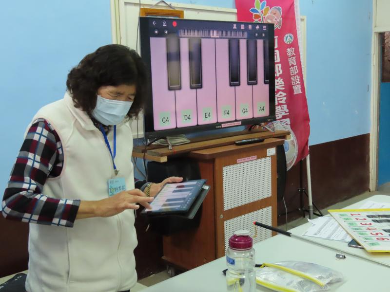 這位學員真的很厲害，能上台演奏歌曲給大家聽，還不用看歌譜喔！