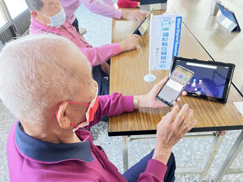 社區長者認真的練習119報案APP操作功能