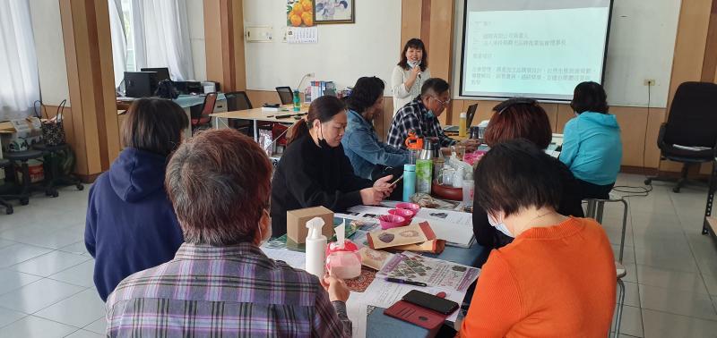 老師說明抖音用途，並教如何下載大陸版剪映及國際版抖音APP.