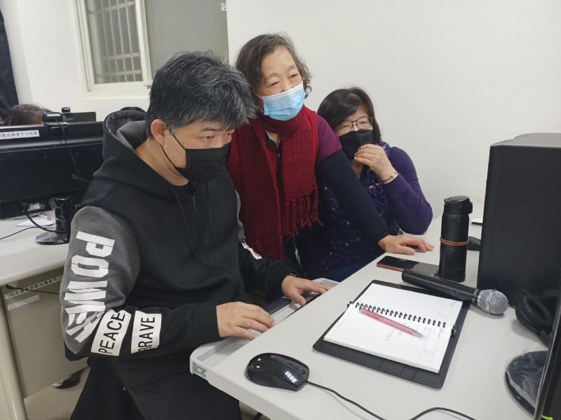 英和老師正在教學員