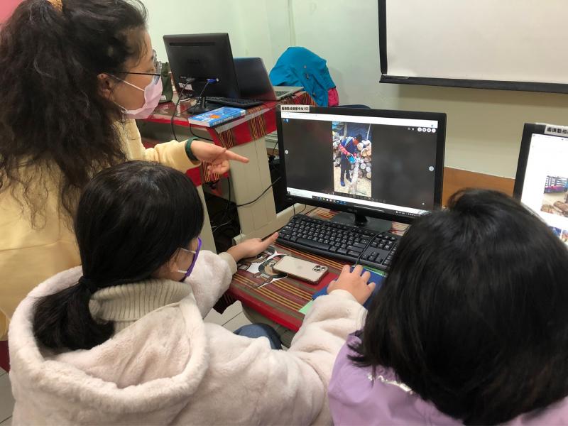 小農們使用平常拍攝的素材，放置網站上。