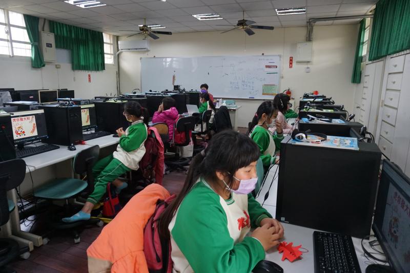 學生用canva製作賀卡送給爸媽