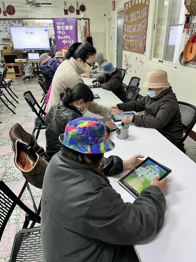 老師教導學員如何使用平板