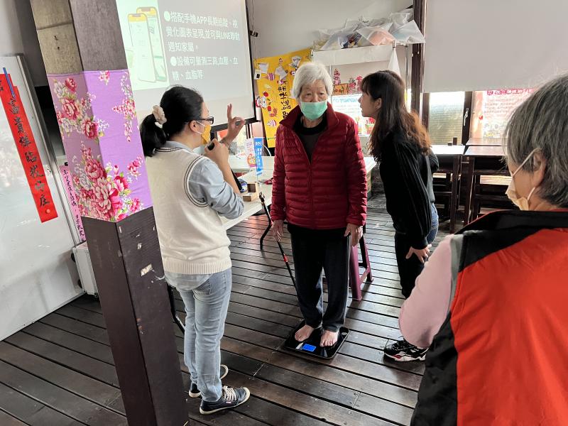 學員輪流學習並體驗體組成機器