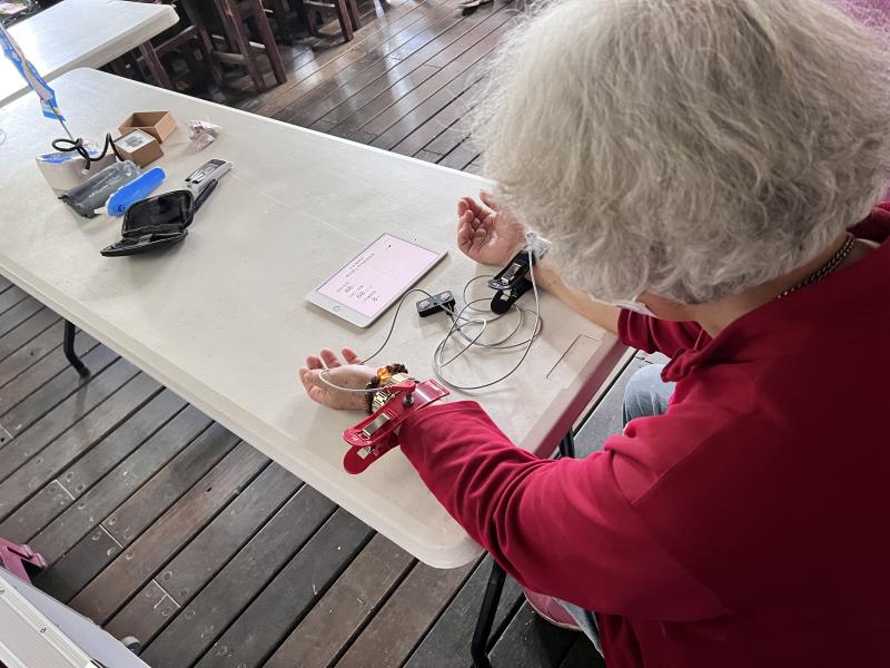 學員體驗測試身體狀況機器