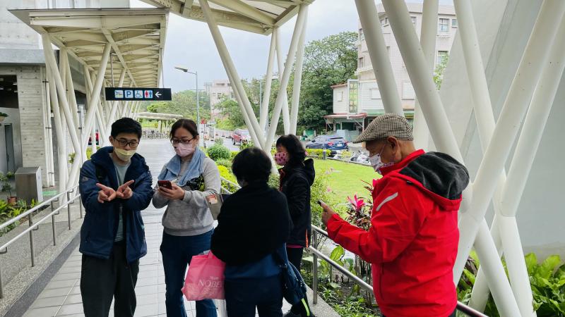 講師與學員討論