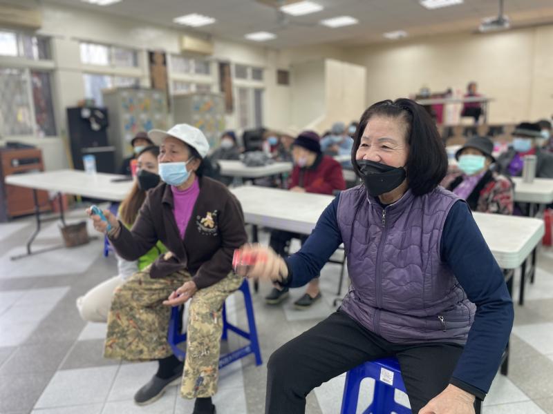 邀請長輩來進行體感遊戲的體驗