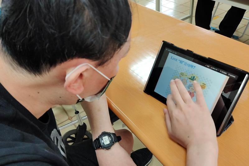 跟著老師的指導我也來試試，好有趣，自己能找喜歡聽的歌了。