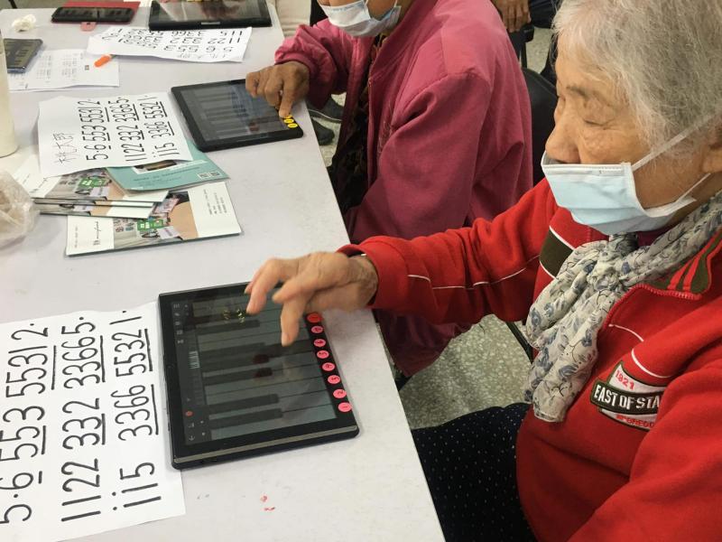 按著樂譜彈看看