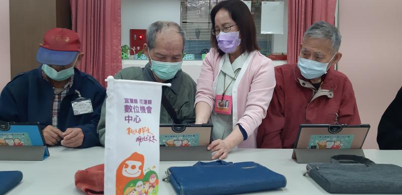 講師協助學員運用平板查詢間康資訊