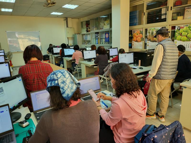 同學們設計好表單，將網址設定與分享至電子信箱或LINE，表單資料如何轉成雲端excel，再存檔成一般 excel檔。