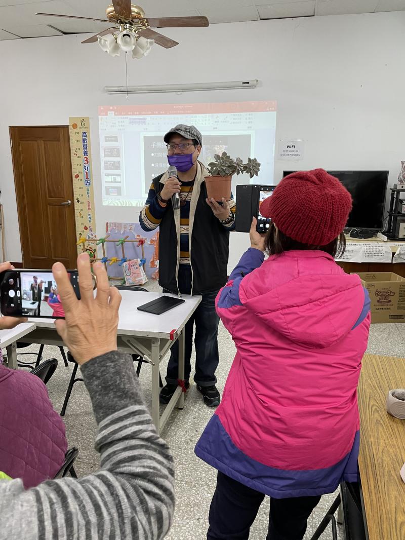 學員現場學習拍攝早安圖素材