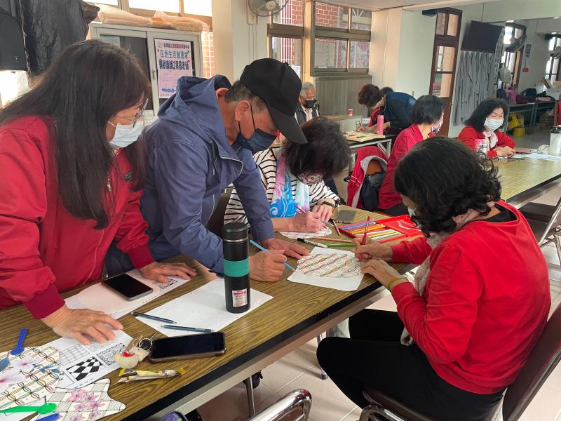 學員認真創作中，互相鼓勵及分享，自己所設計圖案。