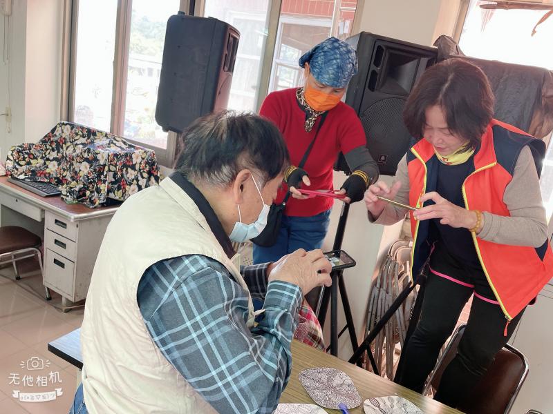 練習拍照技巧，如何將設計好的作品拍照分享，希望拍出好相片，還站在椅子上拍攝讓效果更好。